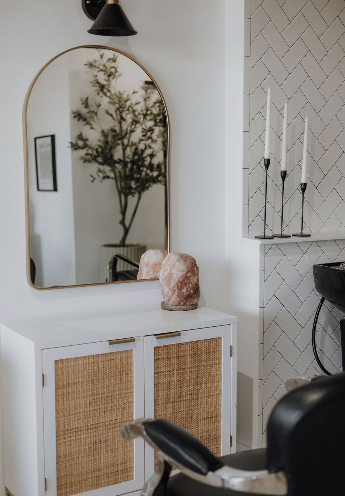 Arched gold mirror with candlesticks in the studio