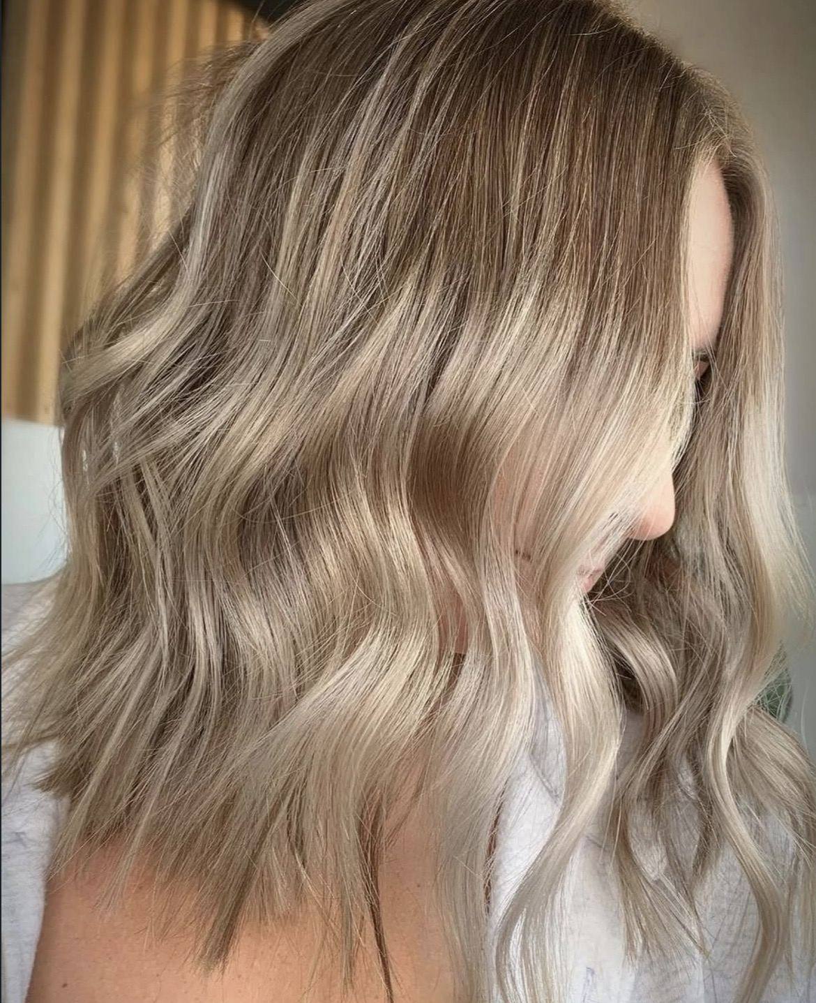 Beige blonde waves
